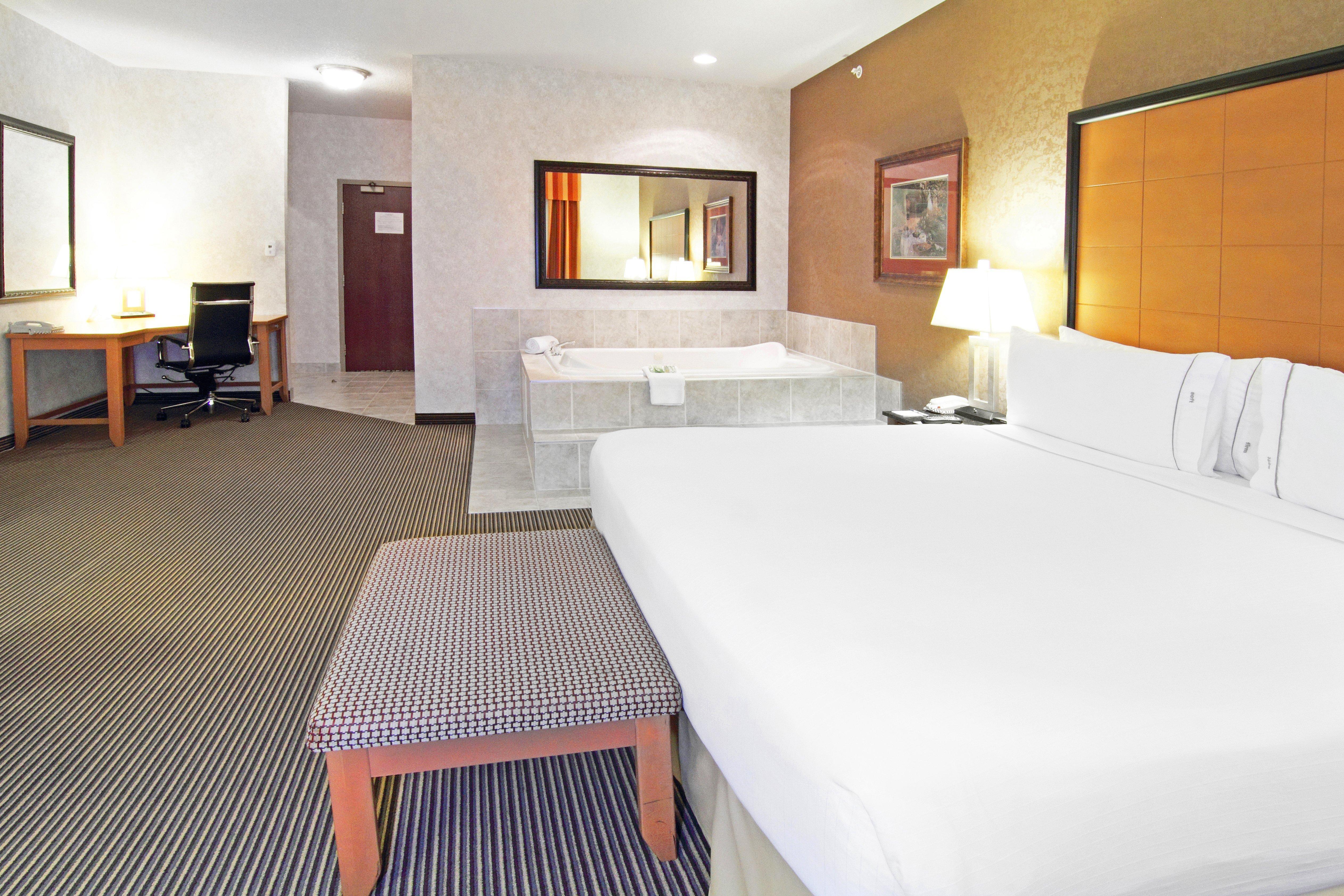 Express & S-macleod Trail S Hotel 2*